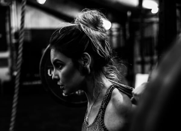 Cómo Crear tu Propia Rutina de Entrenamiento de Pesas para Deportistas